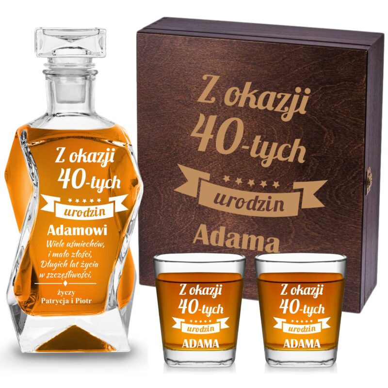 Zestaw z grawerem, skrzynka drewniana, karafka i dwie szklanki do whisky