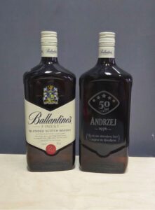Butelka z alkoholem ozdobiona grawerem