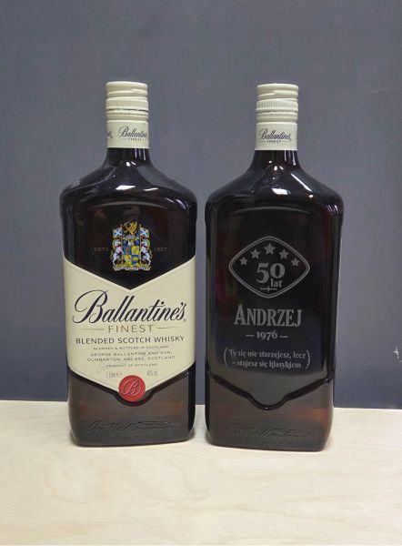 Butelka z alkoholem ozdobiona grawerem